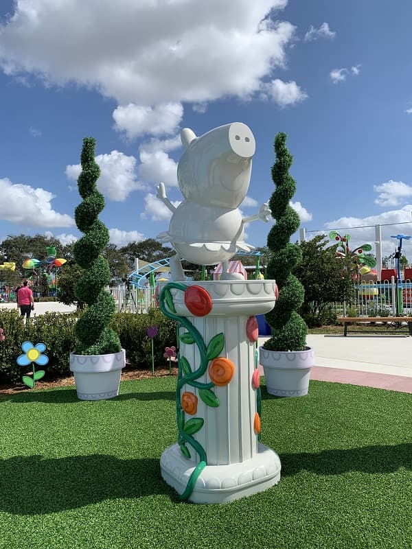 Peppa Pig Theme Park Statue